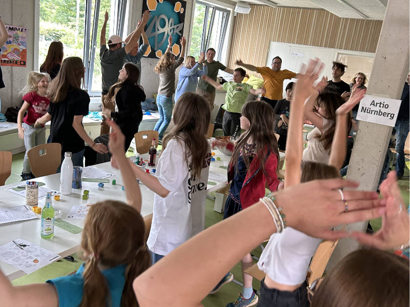 Vor Beginn der Mitgliederversammlung bringen uns zwei U10-Spielerinnen nochmal ordentlich in Aktionen und lassen alle Teilnehmenden hüpfen und Hampelmänner machen.