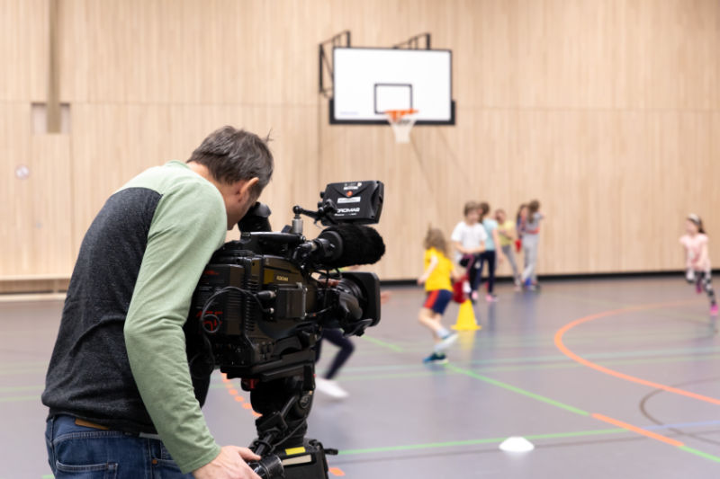 Der Kameramann filmt das bunte Treiben der Kinder beim ersten Fangspiel