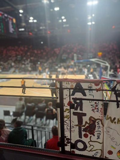 Von der Tribüne schauen wir auf unsere Artio-Banner und das Spielfeld der Falcons