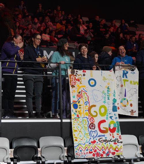 An der Tribüne hängen unsere Artio-Banner