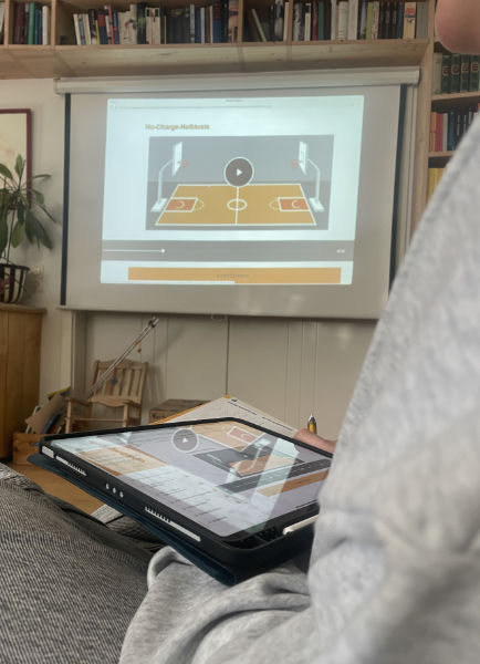 Gemeinsames E-Learning: auf der Leinwand läuft das Modul, das gerade alle Teilnehmerinnen am eigenen Endgerät absolvieren